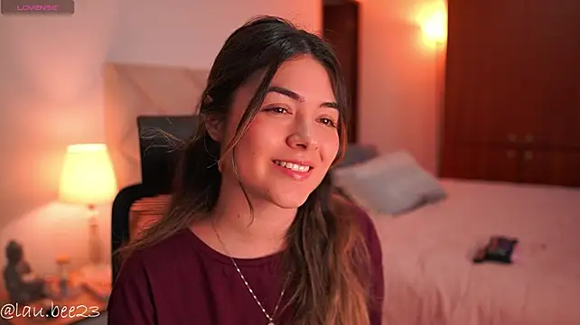 Lau_Bee - show boobs and play with them
