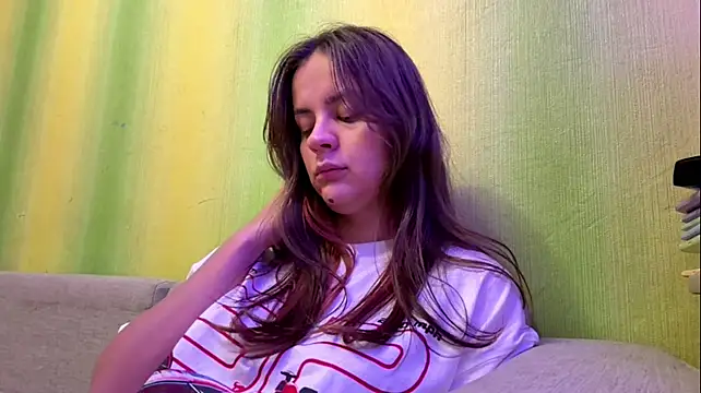 AliceVee - Do you want me to suck finger?