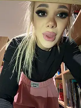 AlyssaFoxx_ - Show & Squeeze Boobs 🍒💦