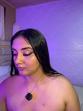 Amaliadaltonn - completely naked covered in oil 🥵💦