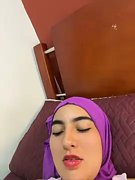 Malika_Noor - Deepthroat for 1 minute 😈