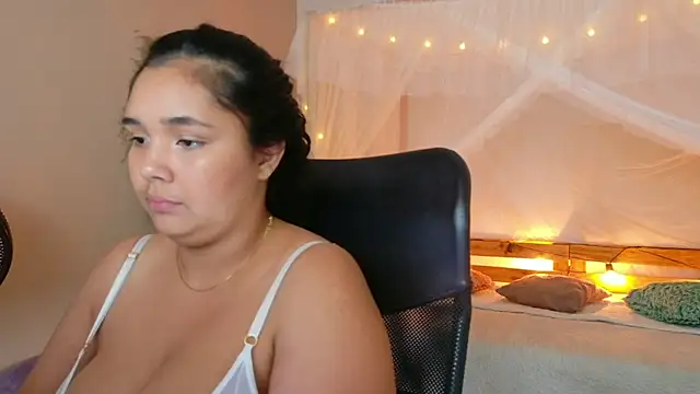 Miadancing - Spit boobs with oil + squeeze nipples