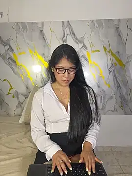 Leandra_jhonson - I play with my tits