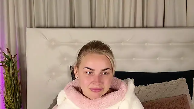 EmmiLive - zoom tits