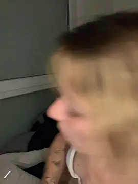 MissGoldieB - Pipe devant fenêtre
