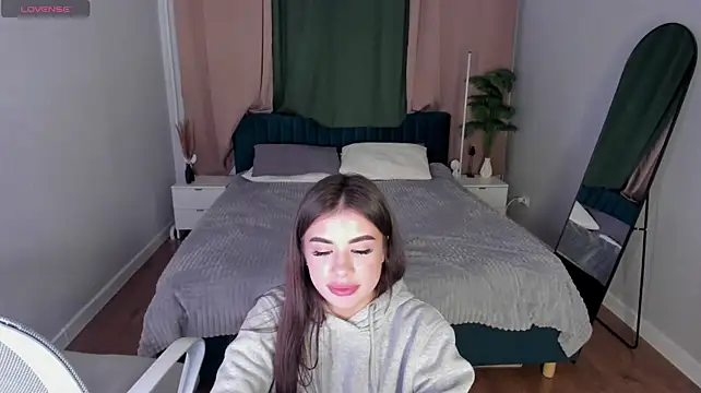 Alisha_Blakee - hand bra