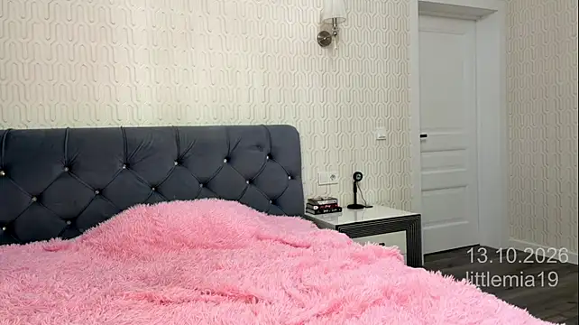 Littlemia19 - Take off my stockings
