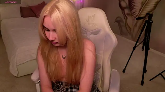 Lilly_Eyes - open my hand bra and show my boobs