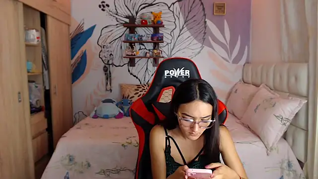 LinzyBaner - Make my pussy get wet for you.