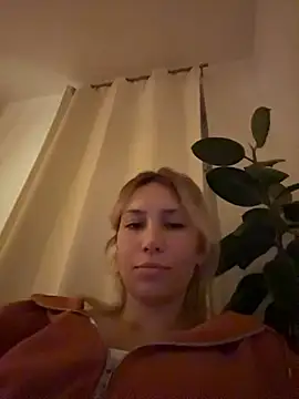 Suyneslii - boobs flash
