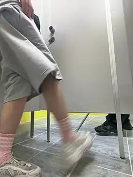 Lia-see-ya - Lift top up + step out the stall 🫣💢