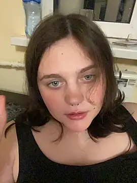 HotQueenDaphne - play with my nipples
