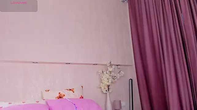 Erika_Carpenter - show feet