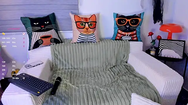 Gigi-bom - naked and fingers in pussy