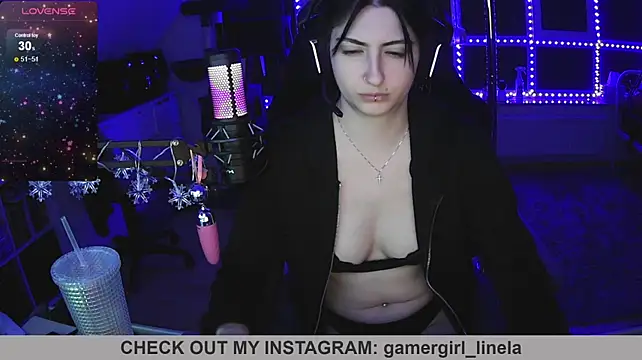 Gamergirl-Linela - LT Gets Oil On Boobs Video