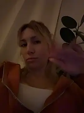 Suyneslii - boobs flash