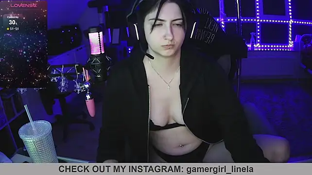 Gamergirl-Linela - LT Gets Oil On Boobs Video
