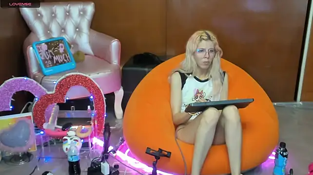 Skinygirl - play nude