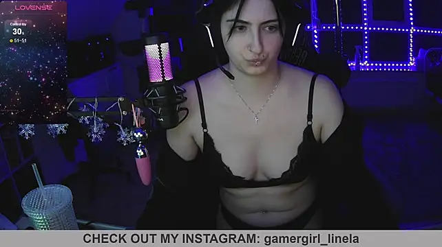 Gamergirl-Linela - LT Gets Oil On Boobs Video