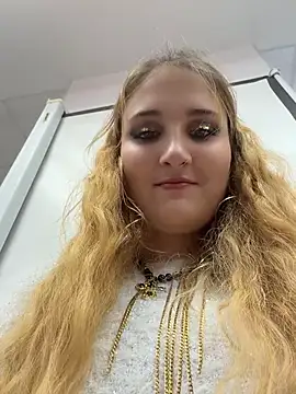 AdelRich - Show tits in cafe
