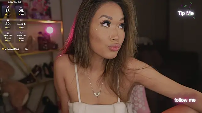 Kami_Lee_XO - 📿 Play with necklace