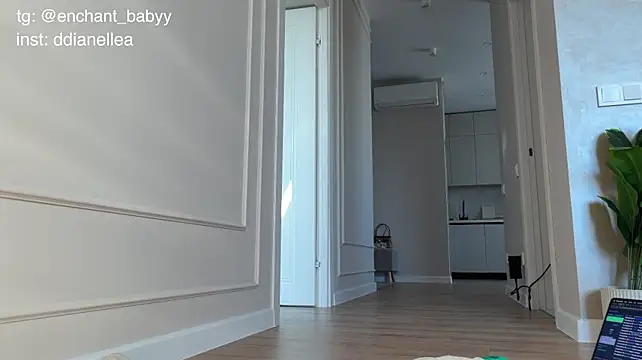 Enchant_baby - cameltoe 2 fingers