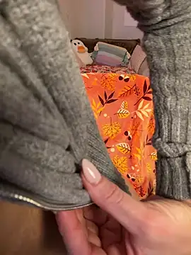 Lunagirl13 - Lick my nipples 😋🍒😻