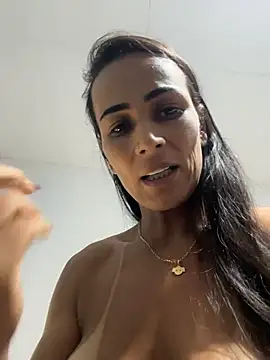Girl_docinho - Siririca no quintal vizinhos assistindo?