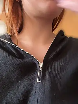 LisaCatt - play with nipples