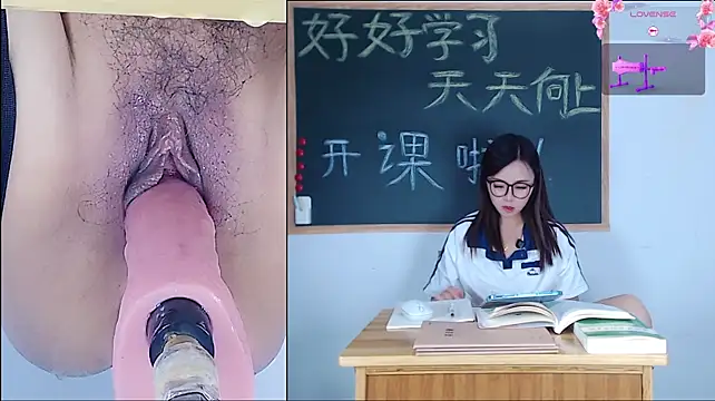 Juzi1213 - 超级学妹喜欢课堂上的刺激喷水