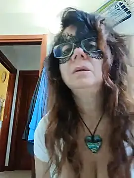CasalingaEccitata - Esco sul balcone in topless