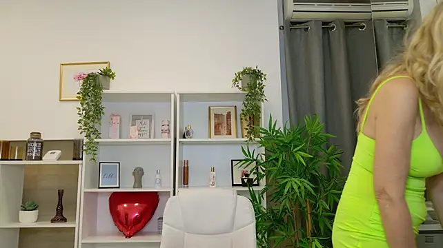 LadyLeea - Play with dildo between my boobs