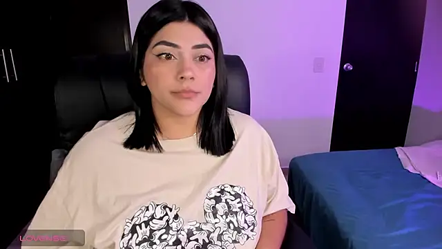 Lucy2606 - plug in ass