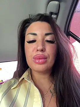 RuslanaXX - Squirt in pablick peope go close
