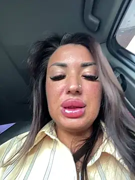 RuslanaXX - Squirt in pablick peope go close