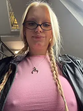 Elfi_InPublic - Show tits+slap in lobby