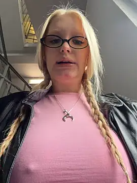 Elfi_InPublic - Show tits+slap in lobby
