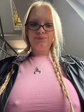 Elfi_InPublic - Show tits+slap in lobby