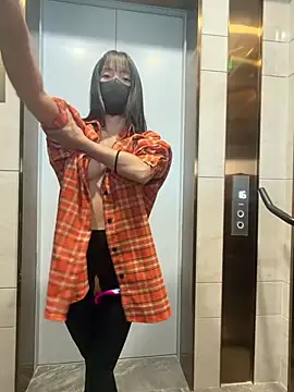 Xiao-Lin - 电梯口刺激裸上身踩车1分钟