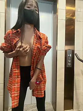 Xiao-Lin - 电梯口刺激裸上身踩车1分钟