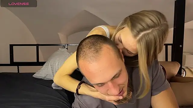 Lion_and_kittyy - Kiss her neck (1.5m)