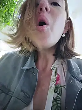 TopsyWilde - Play with nipples