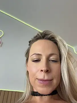 Streetdoll - naked boobs for you + gift