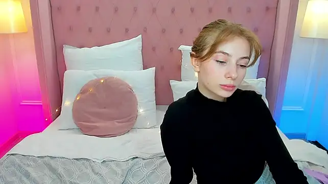 EricaLow - show boobs