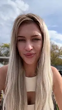 KikiWatson - Show boobs in public 😍