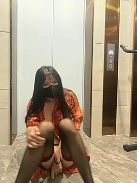Xiao-Lin - 电梯口刺激裸上身踩车1分钟