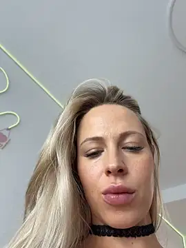 Streetdoll - pussy closer and fingering
