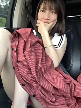 Littleqiu - 户外咖啡厅偷偷搞刺激,达到目标现场脱内内特写骚穴脱内衣漏点