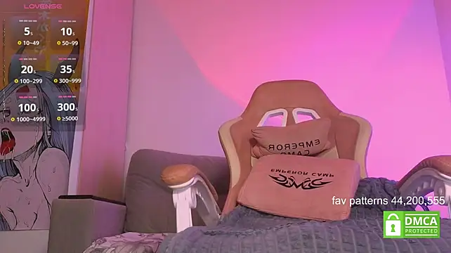 CaseyLabow - take off top and play with nipples
