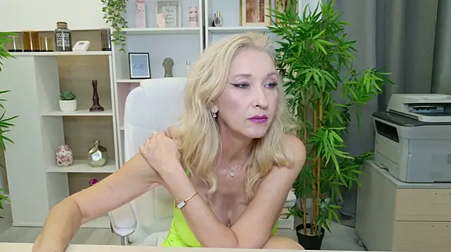 LadyLeea - Play with dildo between my boobs